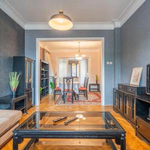 Charming 2BDR Heart of Main Street