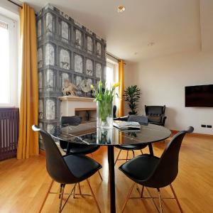 suity I monkeys apartment