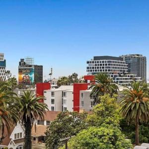 Snazzy 2Bd Apartment Rooftop Pool & Iconic Hollywood Sign Views