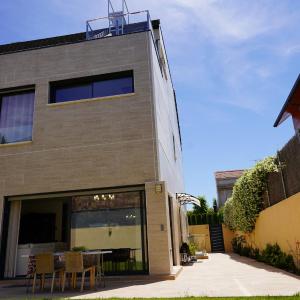 casa completa de lujo con jardin y piscina compartida