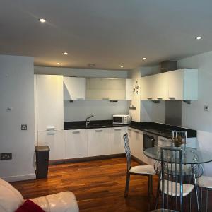 1 Bed Flat - Sleeps 2 - Garden - Parking