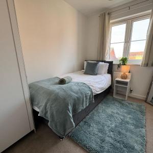 Hanwell House SN25 Long Stays Sleep 5 Free Parking