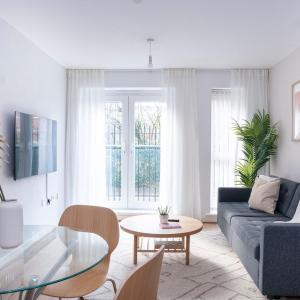 Modern Bright Apt in Salford with Private Parking