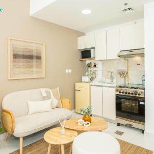Blue Breeze - Elegant Studio in Serenity Lake 5, JVC