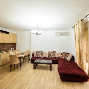 Tirent Apartment - Spacious 2-Bedroom Stay Near Liqeni i Thatë