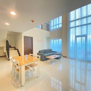 Fabulous 2BR Loft Apartment with Private Bathub at El Royale By Travelio