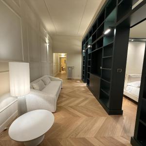Luxury Design 1BR 1BA High Ceilings Central Milan