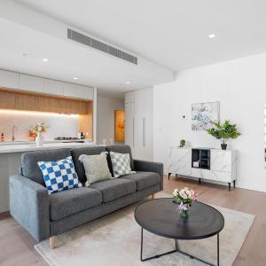 West Side Place 2 Bed 2 Bath Family Home with Pool Sauna Gym