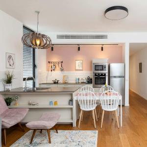 Carmel Market Deluxe - Heart of Nahalat Binyamin, 5m to Beach, Sea View Balcony