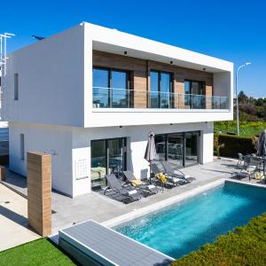 Soleil Luxury Villa by Nomads - Walk to Coral Bay