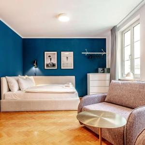 Roomy studio for 2 - 4 in hip area & free parking