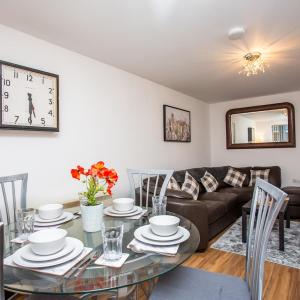 Charming 2-Bed Flat in the Heart of the City with Speedy WiFi & Easy Train Access!