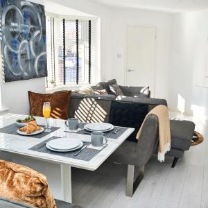 Modern, Spacious Home Near City Centre, Workspace & WiFi,