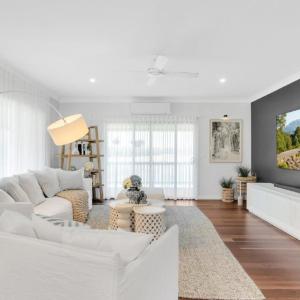 Three Galahs - Sleeps 8 Luxe Riverside Retreat