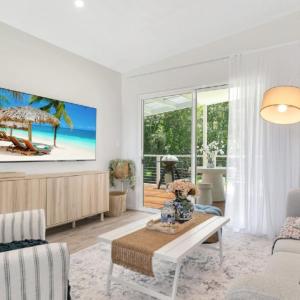Cockatoo - Sleeps 5, Luxe Riverside Retreat