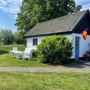 Gästhus i lummig trädgård - i idylliska Örum