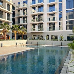 Modern JVC Studio Apt, Pool, Gym & Easy Access to Dubai Roads & Attractions