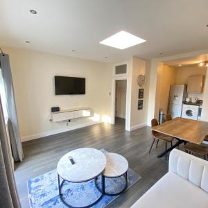 Grand 2 Bed Apartment In London