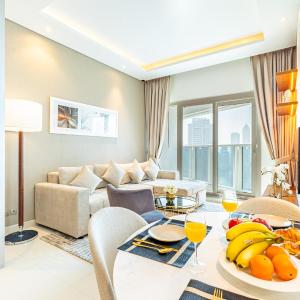 Deluxe One-Bedroom Apartment in Business Bay with Burj Khalifa and Canal View