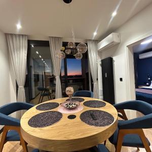 Blue Iris, 2BR, Workspace, Jacuzzi and Stunning Views