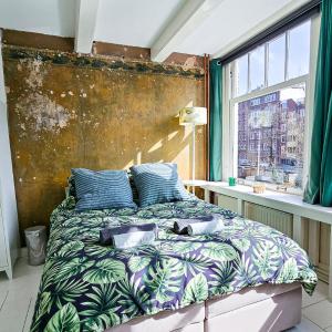 JoyJoyJoy the Green Palm ecolicious studio in a in historic Canalhouse from 1729 with view on the canals