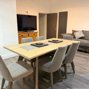 Elegance meets Comfort Free Parking Wifi Netflix and Ensuite Bathrooms