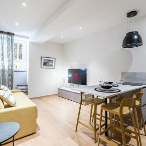 History and Design Apartment Facing the Old Port