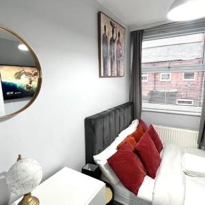 Large and Spacious 4 Bedroom House - Free Parking - 5 mins From Centre