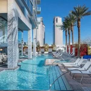 Incredible Penthouse Strip Views Balcony Access 52320