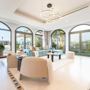 Beachfront 6BR and Assistant's Room Villa with Private Pool, Palm Villa, Palm Jumeirah by Deluxe Holiday Homes