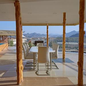 Mountain Zen 2 Bed Ultimate Retreat with BBQ & Pool
