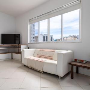 CurtaCopacabana Studio funcional com tudo embaixo