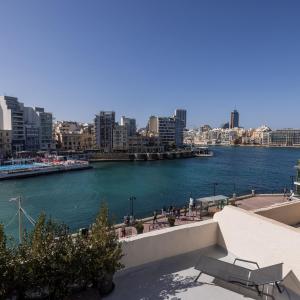 Seafront 3-Bed Palazzino with Jacuzzi, Heart of Balluta