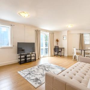 Sunny 1BR Gem Near Canary Wharf with Parking