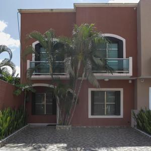 Downtown Villa for 7 guests, access to pool!