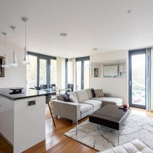 Modern, fully furnished apartment with ensuite, private balcony and elevator in Notting Hill