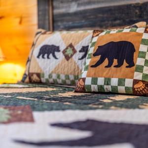 BRAND NEW Cabin Cozy King Beds, Games, EV Plugin, Hot tub, Full Service Kitchen