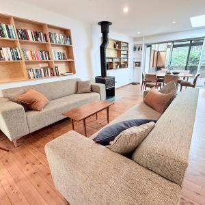 Lovely Beach House only 400m WALK to BEACH