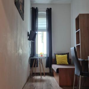 Hostel Tulip - pokój nr 8 ze wspólną łazienką i kuchnią