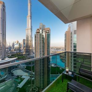 Luxury Apartment with Burj Khalifa Views - 5-Min Walk to Dubai Mall - Newly Upgraded - 10 people - Near Dubai Opera