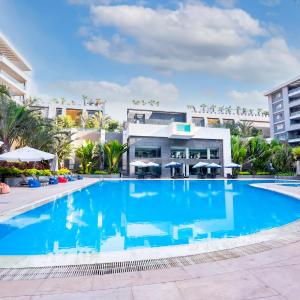 Luxury 3BR Apartment Pool View