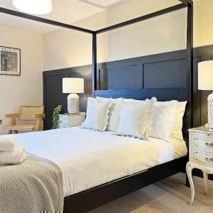 Prime Windsor Location 3 Bedroom Apartment with Free Private Parking