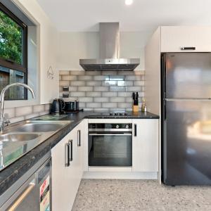 Sunny Side Getaway - 2 bdrm, close to town