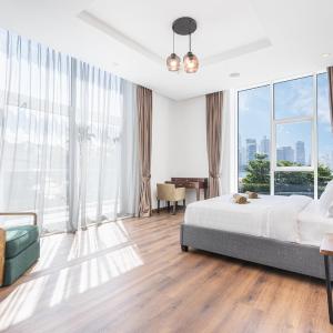 Palm Home next to Nakheel Mall with Private Beach
