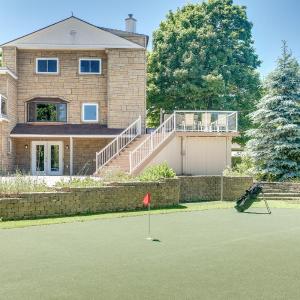 Paradise Manor w Hot tub Sauna & Putting Green