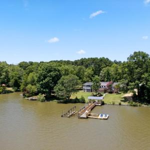 Luxury 4-Acre Lakefront Getaway-Hot Tub, Private Dock, Paddleboards, Pool Table & Karaoke!