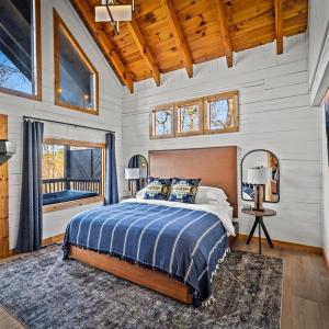 Romantic luxury cabin with hot tub and fireplaces