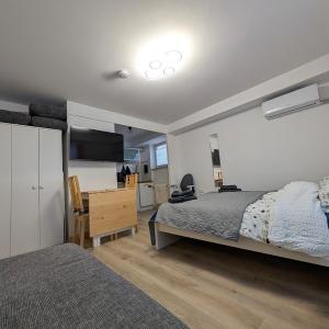 Apartment with AC, full kitchen, self check in, parking, 8 min to SAP campus, Wi Fi
