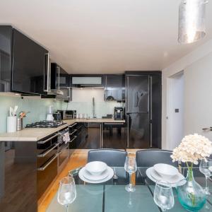 Pass the keys Waterside house wCentral London links and parking