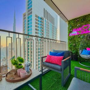 Elite 4 Bedroom Luxury Apartment, Burj Khalifa View, Opposite Dubai Mall, Infinity Swimming Pool